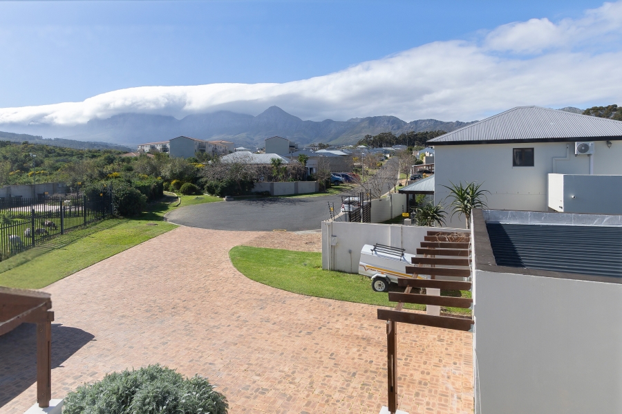 6 Bedroom Property for Sale in Sir Lowrys Pass Village Western Cape